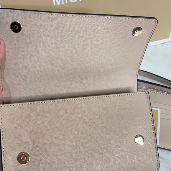 SALE ‼️Michael Kors crossbody bag - Picture 6 of 6